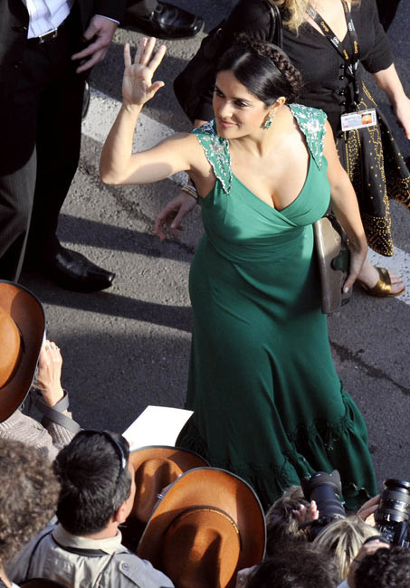 Salma Hayek, une célébrité aux gros seins irrésistibles dans une jolie robe.
 #75414124
