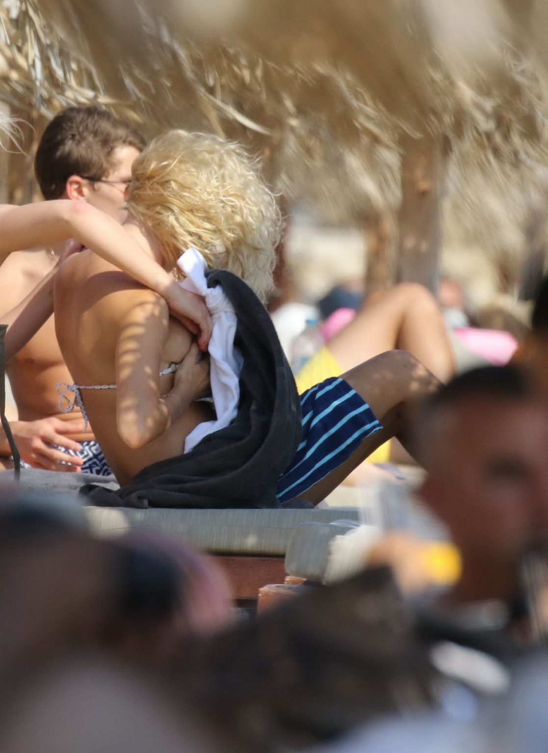 Pixie lott polka dot bikini malfunzionamento in spiaggia
 #75152406