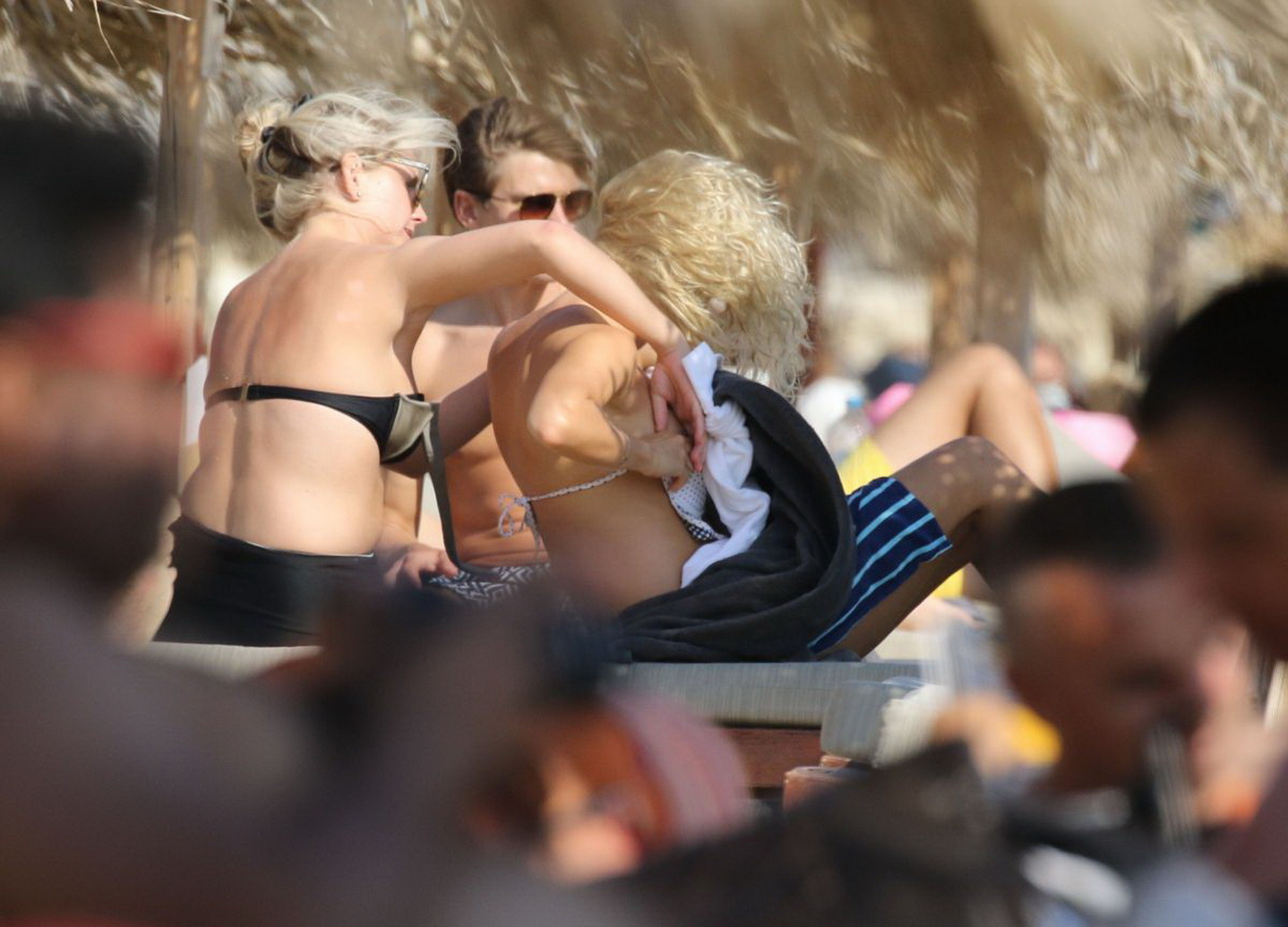 Pixie lott polka dot bikini malfunzionamento in spiaggia
 #75152464