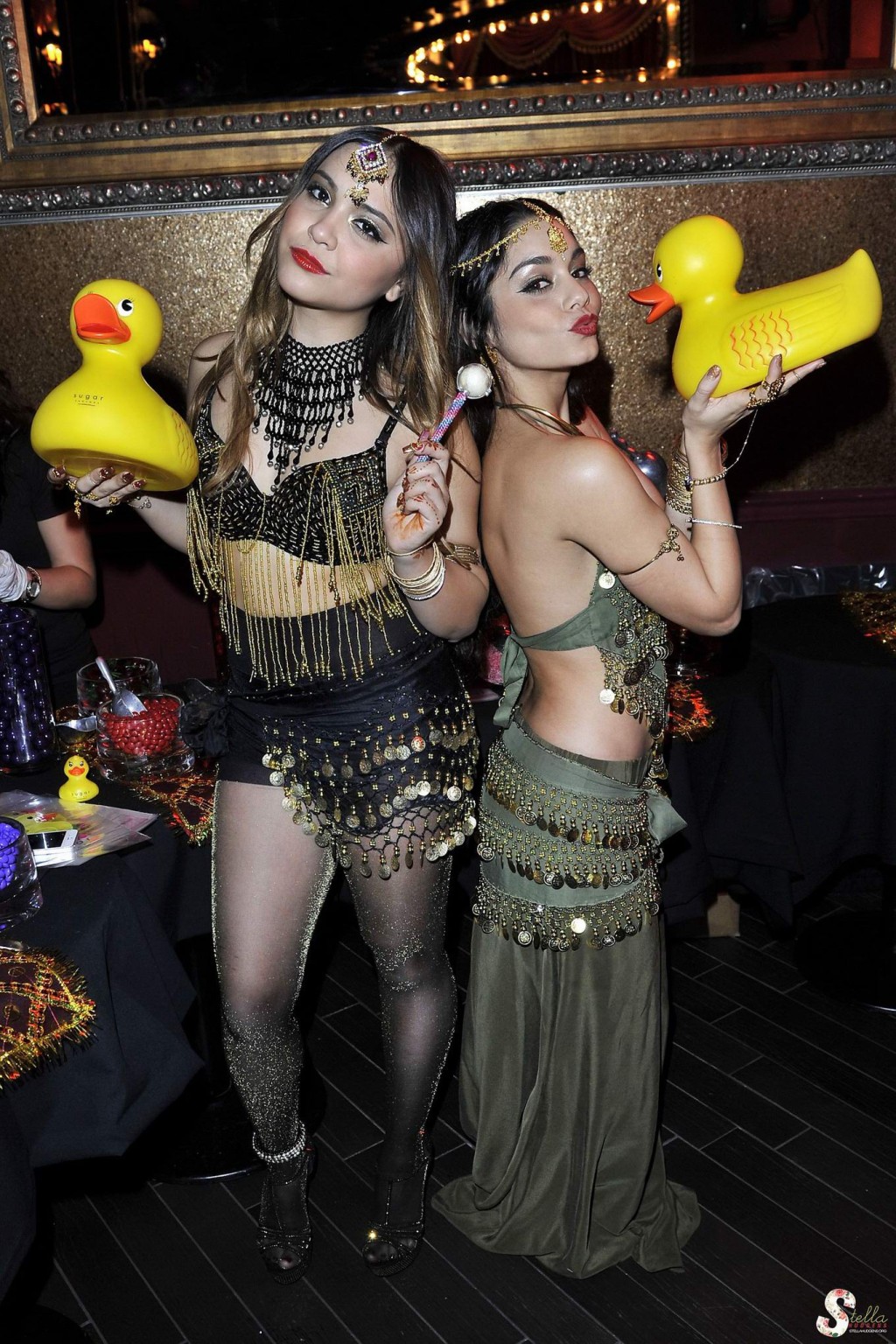 Stella hudgens alla sua festa di 18 anni con vanessa hudgens vestito come un be
 #75212678