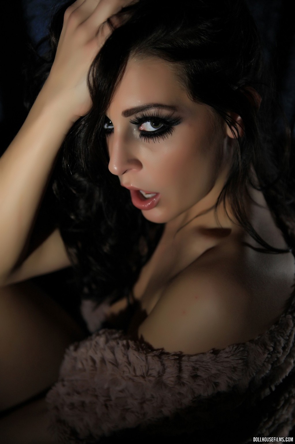 Gracie glam posiert verführerisch als sie mit einem Schal spielt
 #71070502