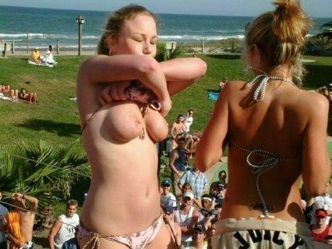 Superbes filles ivres nues posant devant un appareil photo
 #71600611