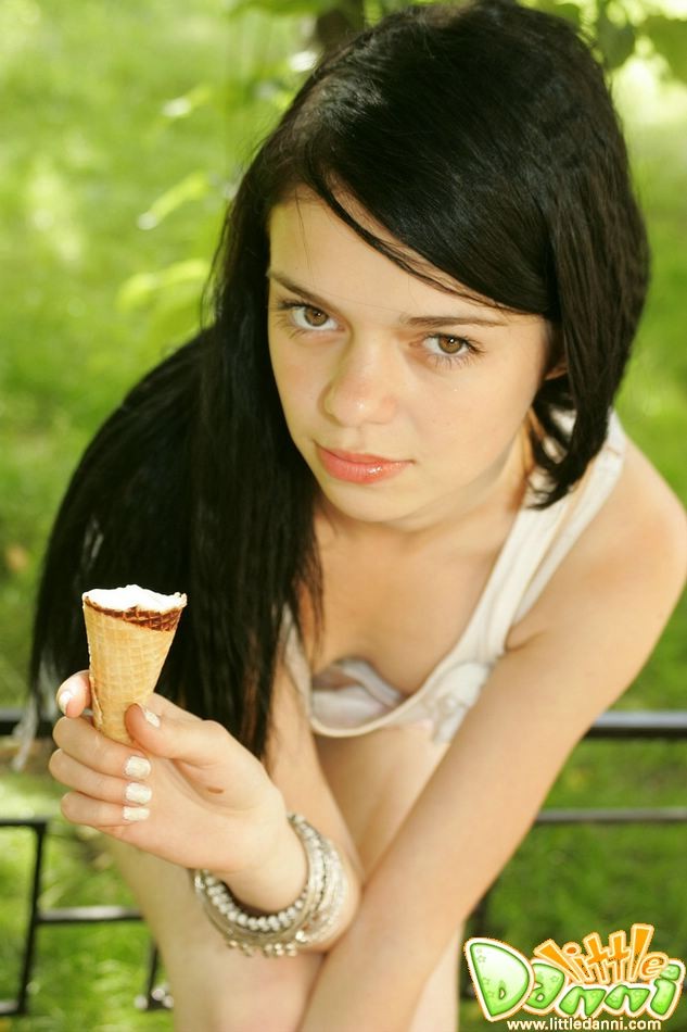 Danni di bellezza minuta che mangia il gelato &amp; upskirting
 #76454354