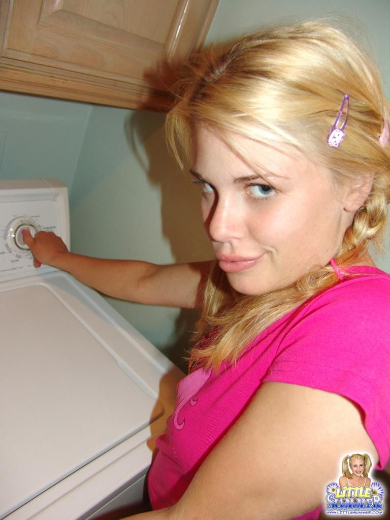 Una adorable joven en traje rosa se desnuda lentamente
 #79018646