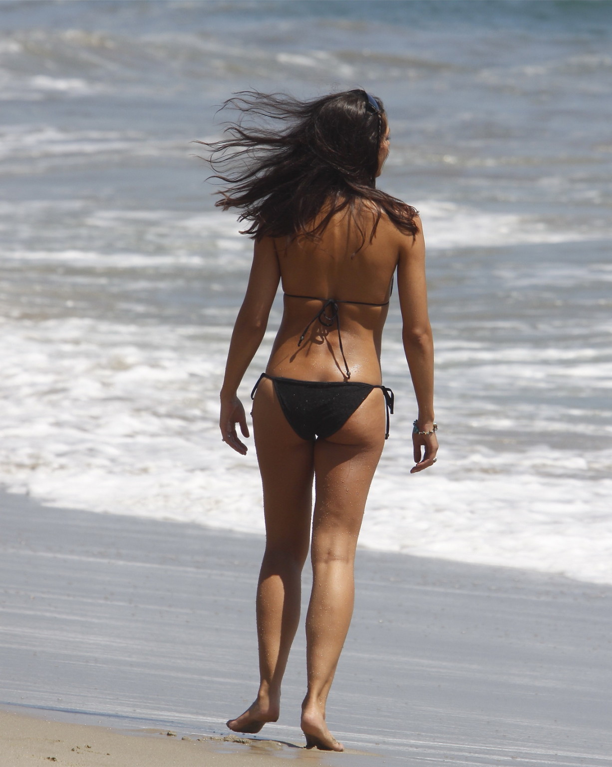 Adrianne curry con un diminuto bikini negro divirtiendose con sus amigos en la playa de mali
 #75247307
