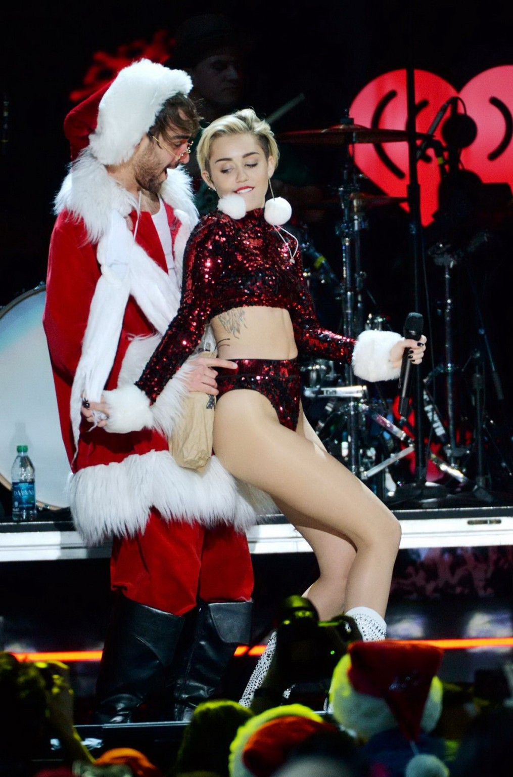 Miley Cyrus facendo una performance cattivo in abito piccolo a z100's jingle ball 201
 #75210450