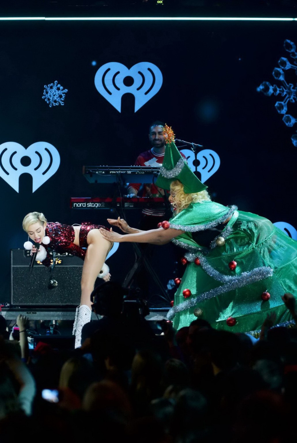 Miley Cyrus zeigt einen frechen Auftritt in einem winzigen Outfit auf dem Jingle Ball 201 von Z100
 #75210456