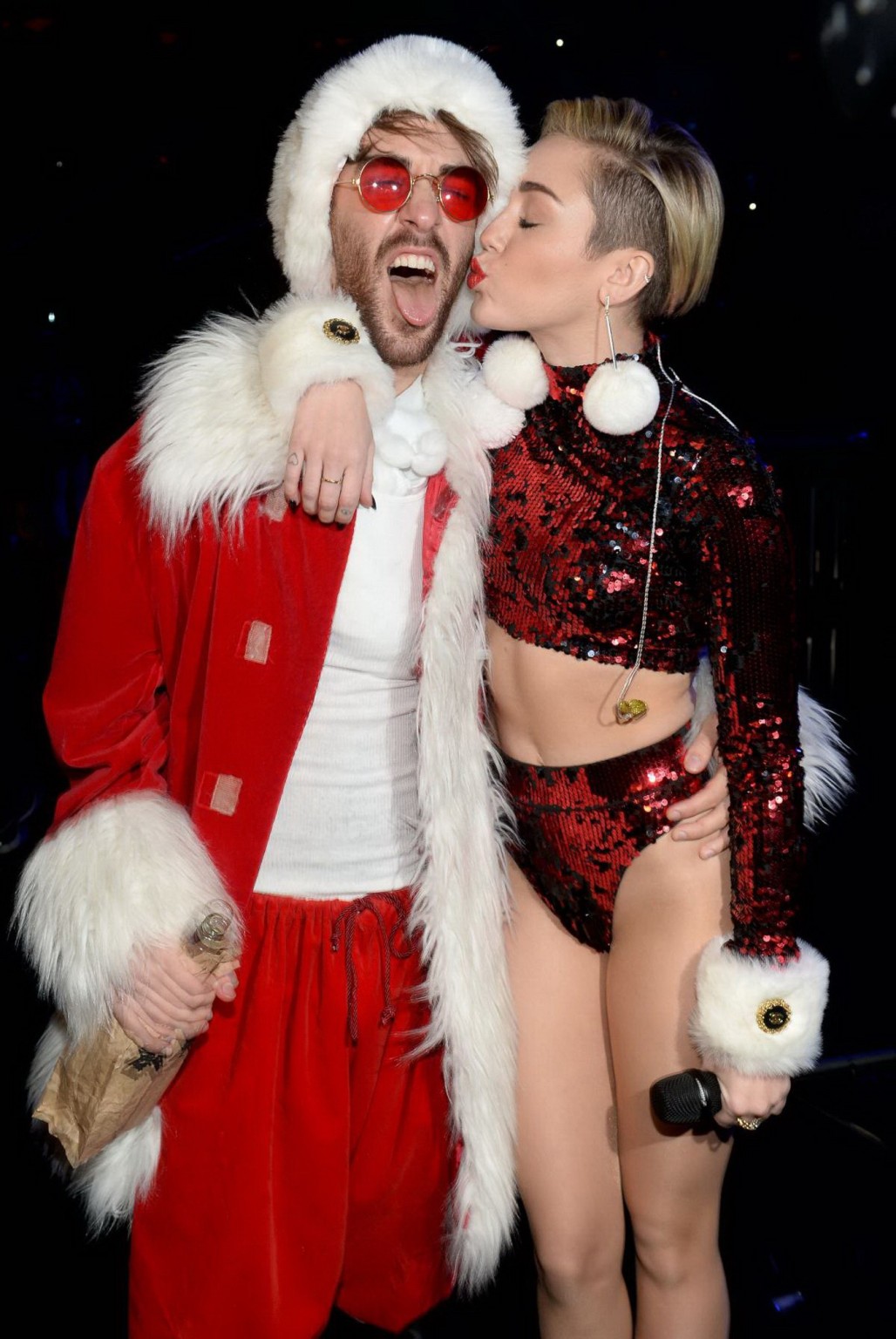 Miley Cyrus facendo una performance cattivo in abito piccolo a z100's jingle ball 201
 #75210460
