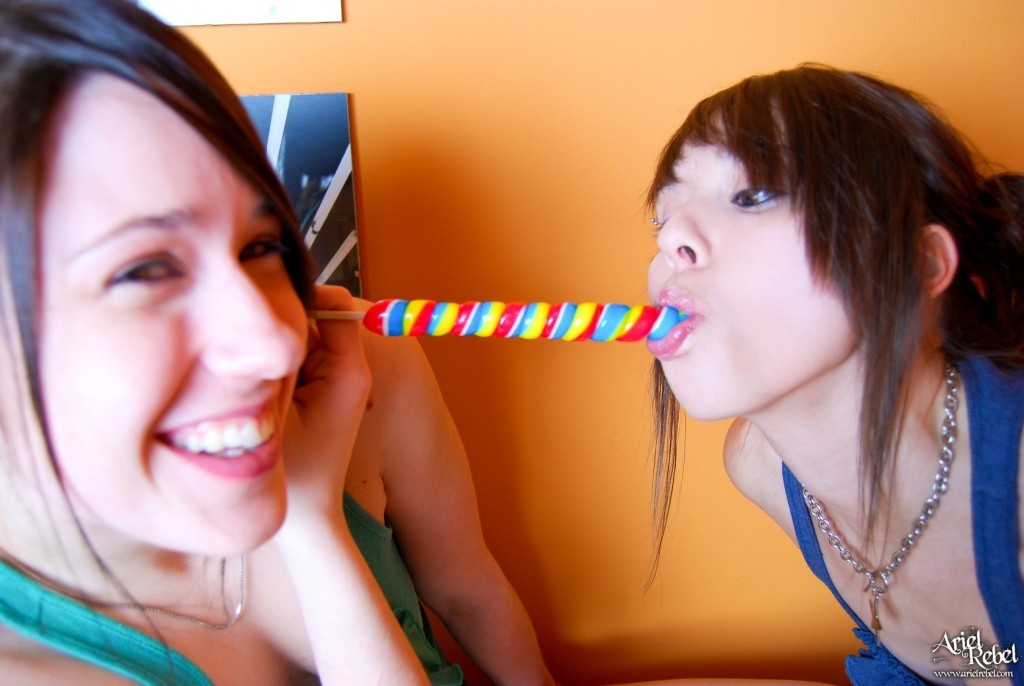 Jeunes lesbiennes suçant une sucette
 #77773213