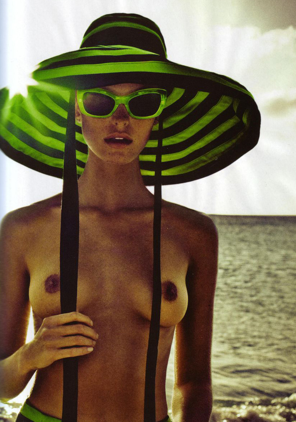 エリン・ヘザーロン、小さな乳首を見せる
 #75277906