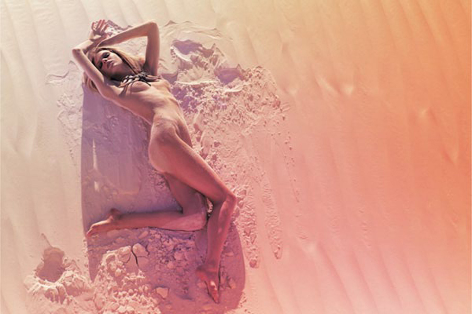 エリン・ヘザーロン、小さな乳首を見せる
 #75277971