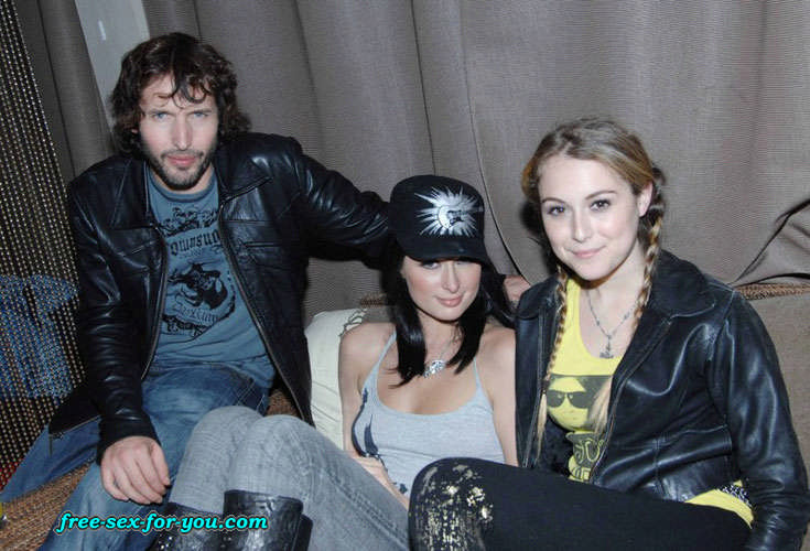 Paris Hilton demonstrating her shaved pussy and posing with black hair
