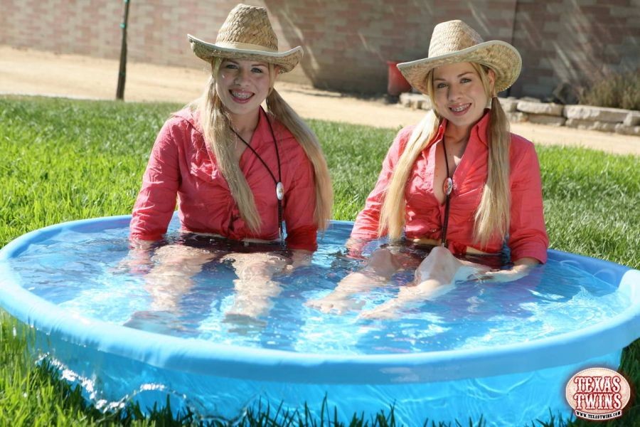 Texas-Zwillinge spielen oben ohne im kleinen Pool
 #73648126
