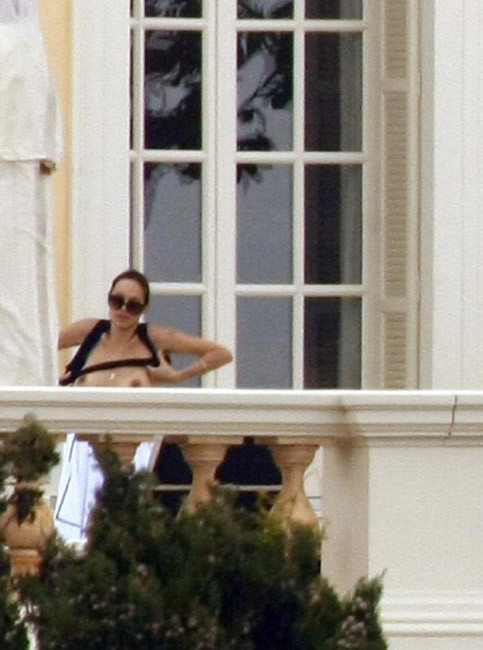 セレブ女優アンジェリーナ・ジョリーの美しい大きな裸のオッパイ、屋外
 #75413646