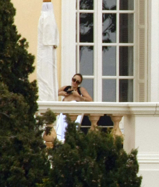 セレブ女優アンジェリーナ・ジョリーの美しい大きな裸のオッパイ、屋外
 #75413661
