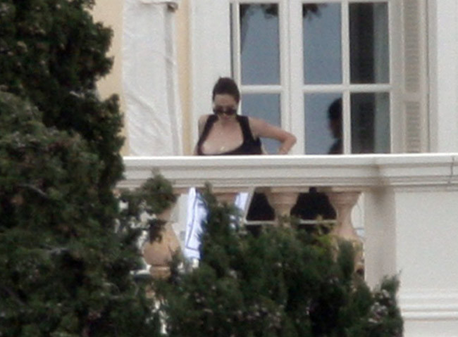 セレブ女優アンジェリーナ・ジョリーの美しい大きな裸のオッパイ、屋外
 #75413666