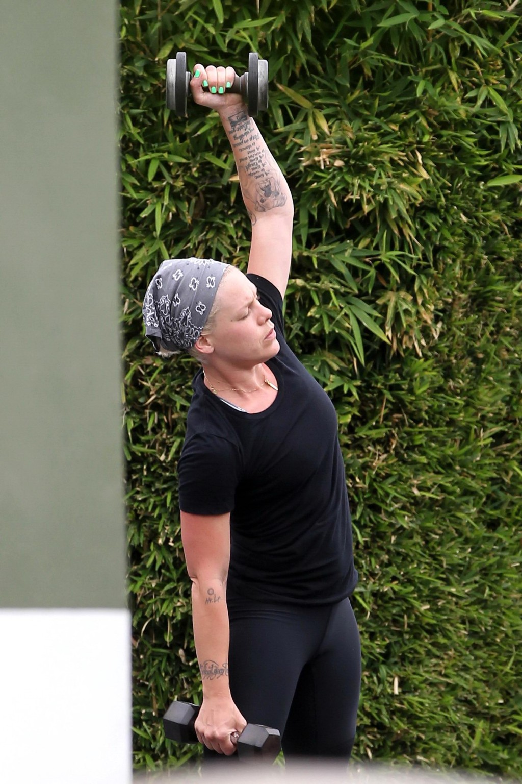 Pink montre ses fesses en collants lors d'une séance de fitness à Malibu
 #75255556
