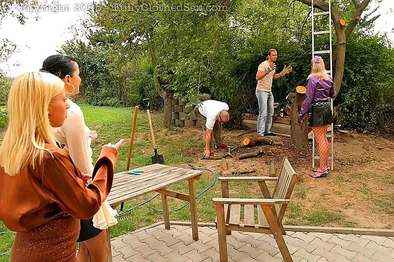 Grupo de personas vestidas haciendo una orgía en el jardín
 #76093984