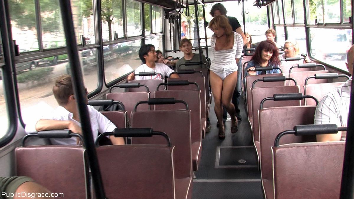 Une belle jeune fille se fait baiser dans un bus public pour que tout le monde puisse la voir et l'utiliser. 
 #71980719
