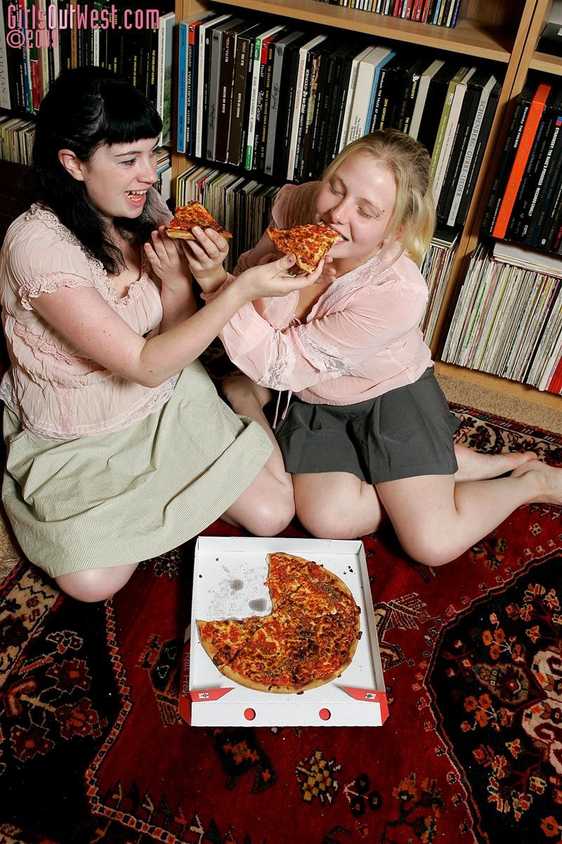 Behaarte lesbische Amateur-Babes essen sich gegenseitig die saftigen Pussys
 #75628021