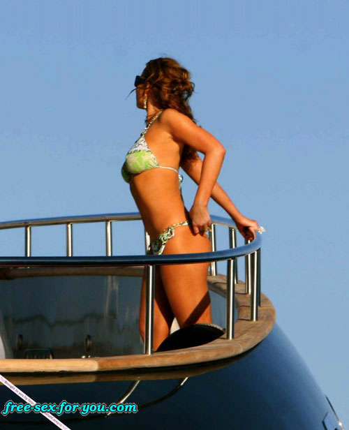 Mariah carey in posa sexy in bikini su yacht foto paparazzi
 #75430712