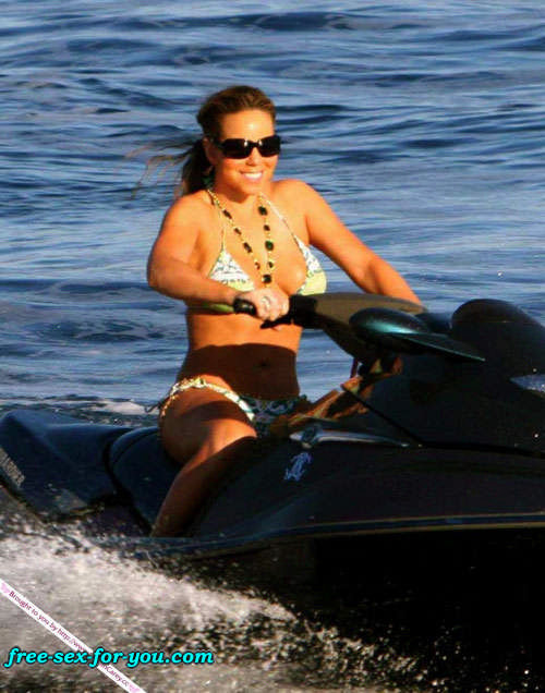 マライア・キャリーがヨットでビキニを着てセクシーなポーズをとるパパラッチ写真
 #75430740