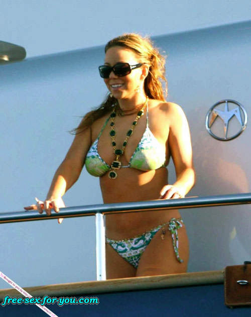 Mariah carey in posa sexy in bikini su yacht foto paparazzi
 #75430759