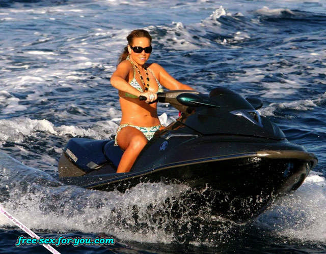 Mariah carey in posa sexy in bikini su yacht foto paparazzi
 #75430793