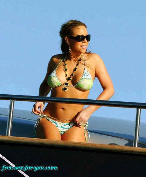 Mariah carey in posa sexy in bikini su yacht foto paparazzi
 #75430795