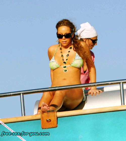 Mariah carey in posa sexy in bikini su yacht foto paparazzi
 #75430803
