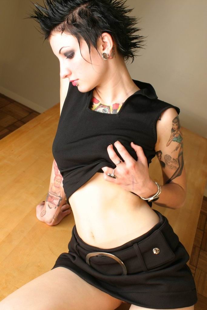Sexy Gothic-Babe zieht sich nackt aus, um ihre Piercings und Tattoos zu zeigen
 #72730598