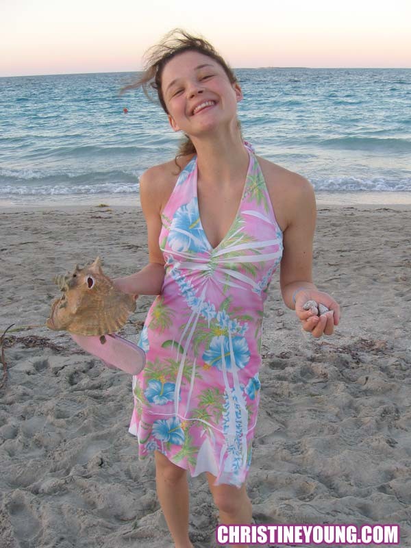 L'étonnante jeune Christine Young exhibe ses seins sur la plage.
 #73103013