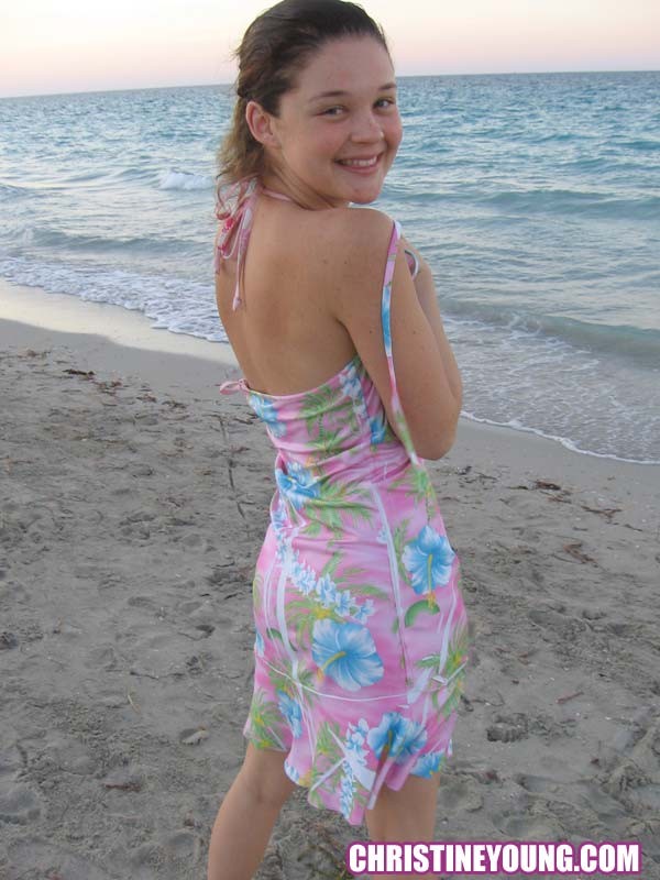 Increíble joven christine young mostrando sus tetas en la playa
 #73103018