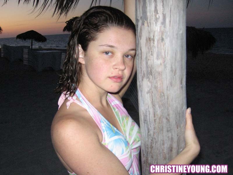 Incredibile giovane Christine Young che mostra le sue tette sulla spiaggia
 #73103072