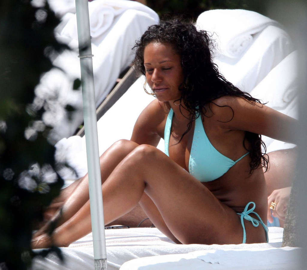 Mel b disfrutando en la piscina y mostrando sus enormes tetas y su bonito cuerpo
 #75373464