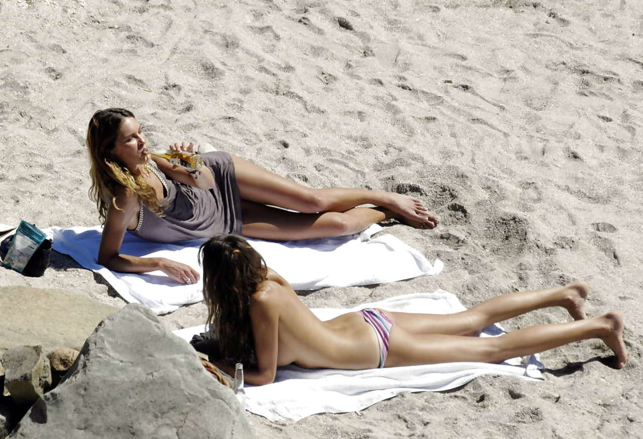 Daria Werbowy zeigt ihre großen Brüste beim Sonnenbaden oben ohne mit Freundin
 #75283342