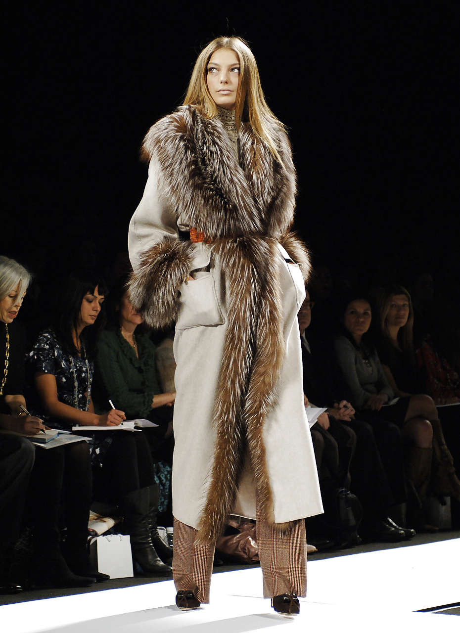 Daria werbowy mostrando sus grandes tetas tomando el sol en topless con una amiga
 #75283428