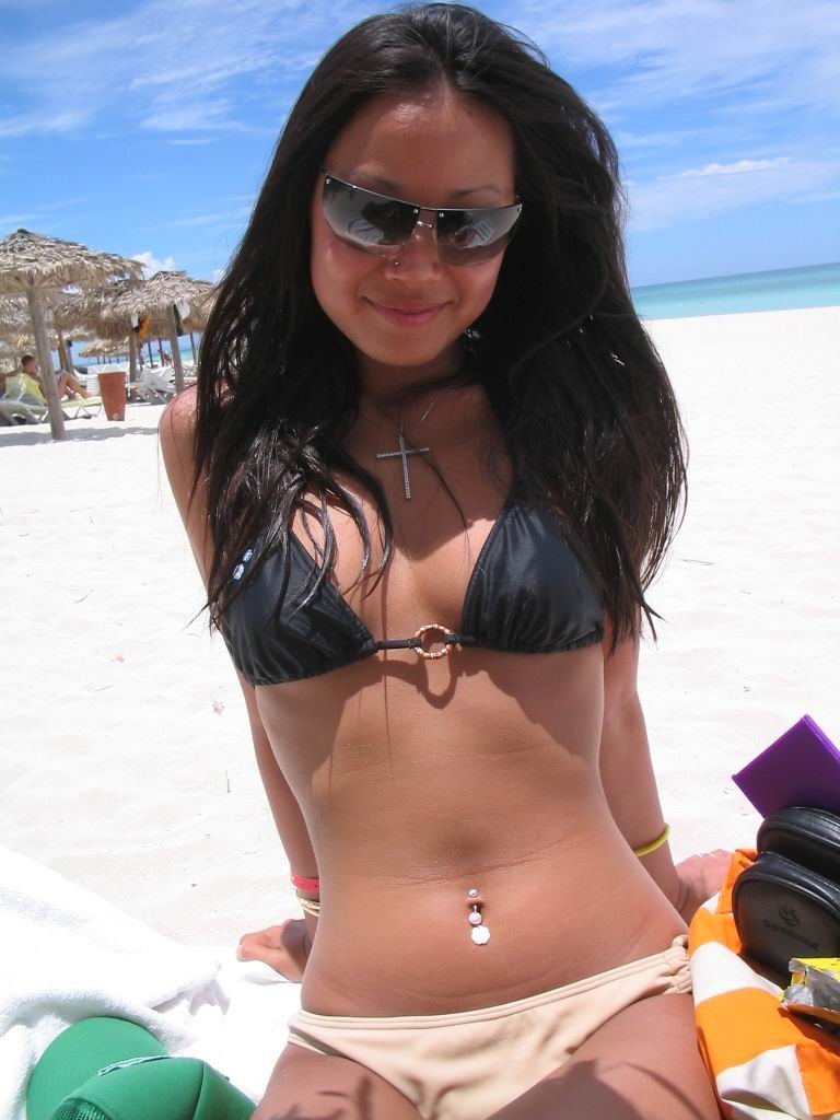 Una collezione di foto di ragazze asiatiche in spiaggia e in bikini
 #68459885