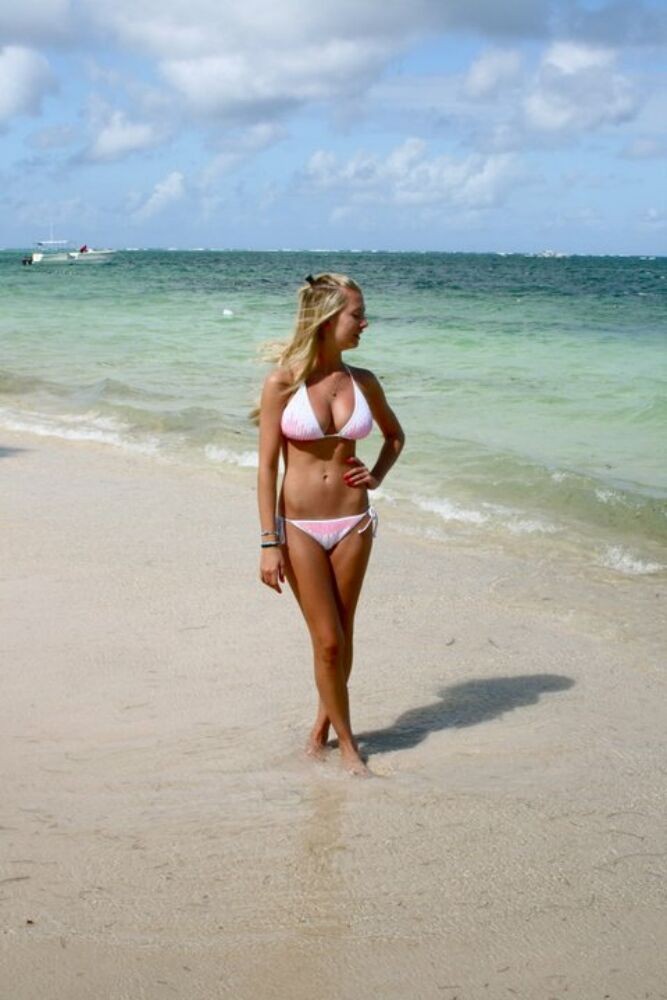Teenager gfs naked at the seashore and in bikinis and posing for pictures eleven #72245948