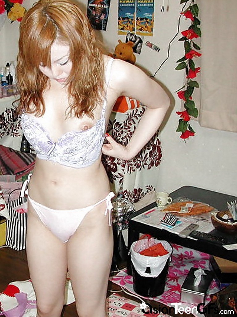 Une jeune rousse super sexy exhibe son corps nu.
 #67223705