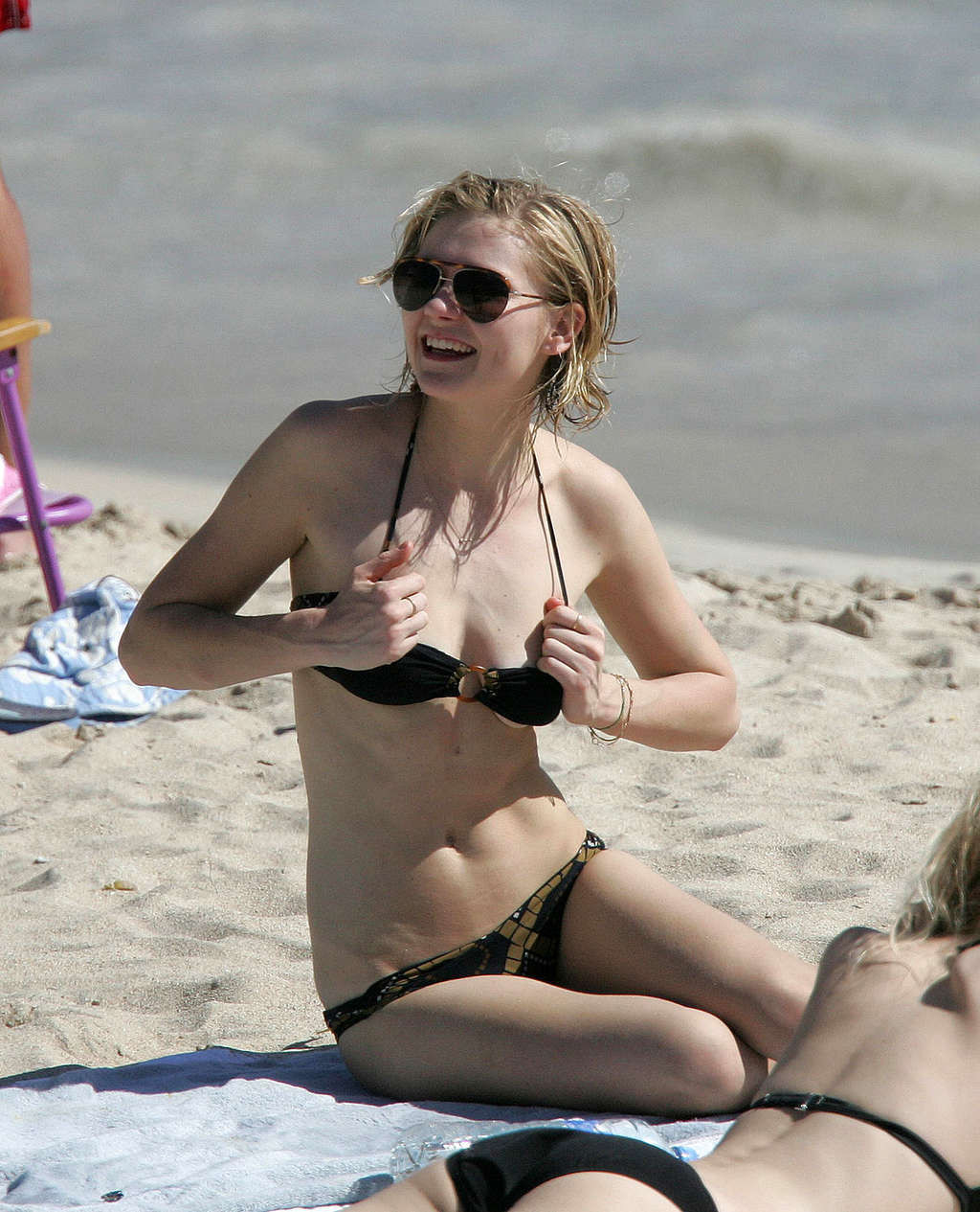 Kirsten Dunst während ihre Titten aus ihrem Bikini fallen sehr sexy Fotos
 #75376299