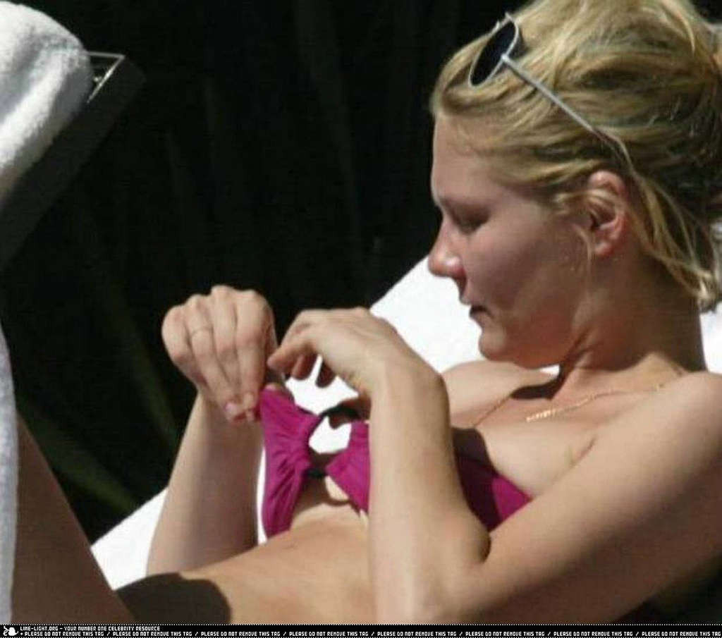 Kirsten Dunst während ihre Titten aus ihrem Bikini fallen sehr sexy Fotos
 #75376305