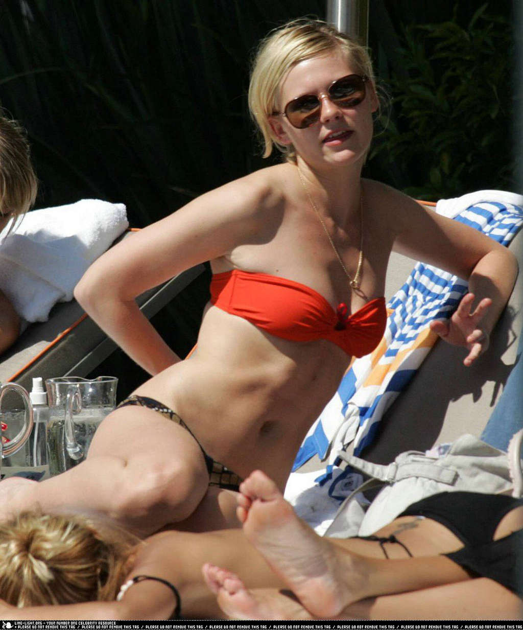 Kirsten Dunst während ihre Titten aus ihrem Bikini fallen sehr sexy Fotos
 #75376317