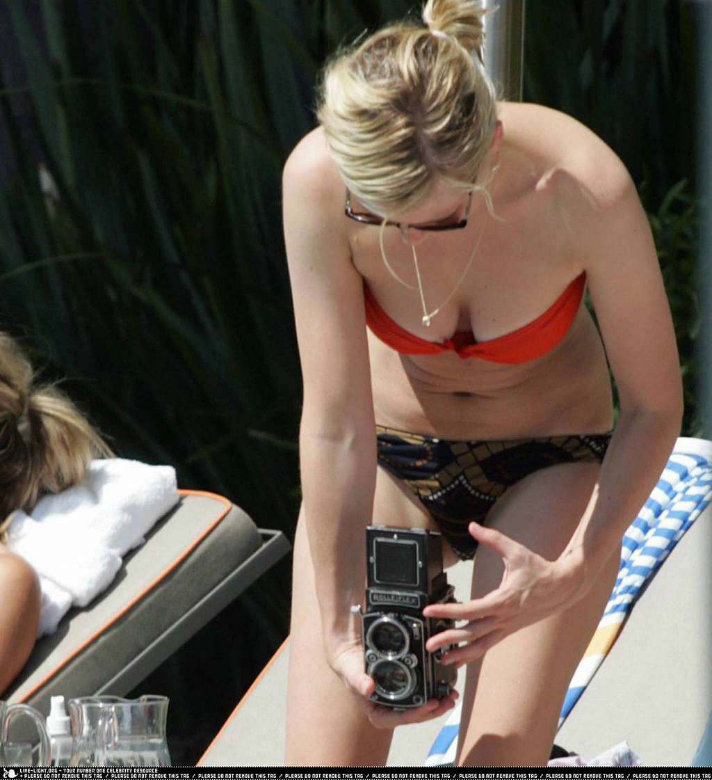 Kirsten Dunst während ihre Titten aus ihrem Bikini fallen sehr sexy Fotos
 #75376327