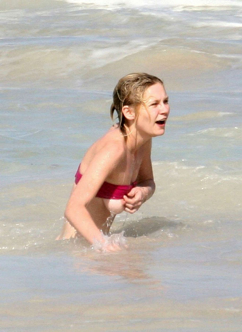Kirsten Dunst während ihre Titten aus ihrem Bikini fallen sehr sexy Fotos
 #75376334