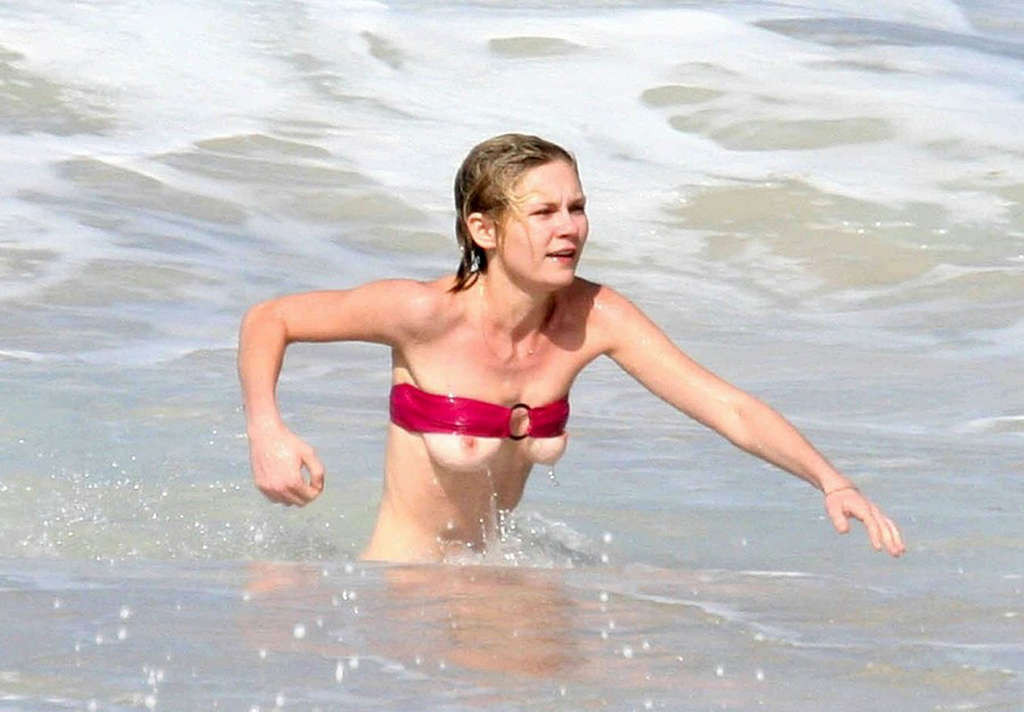 Kirsten Dunst während ihre Titten aus ihrem Bikini fallen sehr sexy Fotos
 #75376351