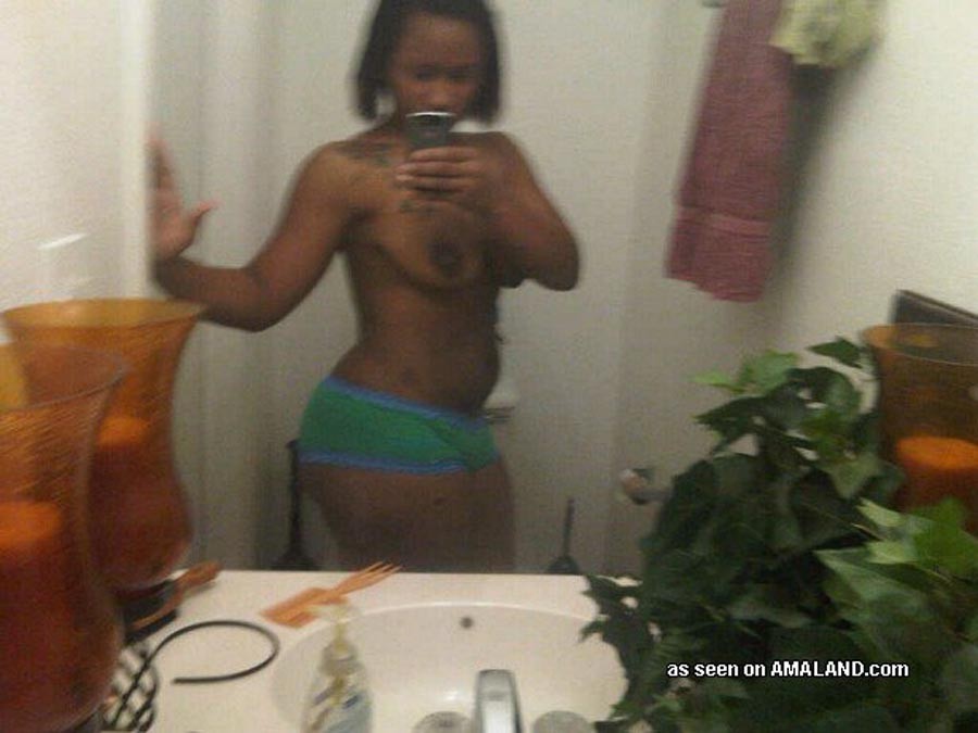 Des copines d'Ebony se prennent en photo devant le miroir en montrant leurs seins et leurs culs noirs.
 #68449379