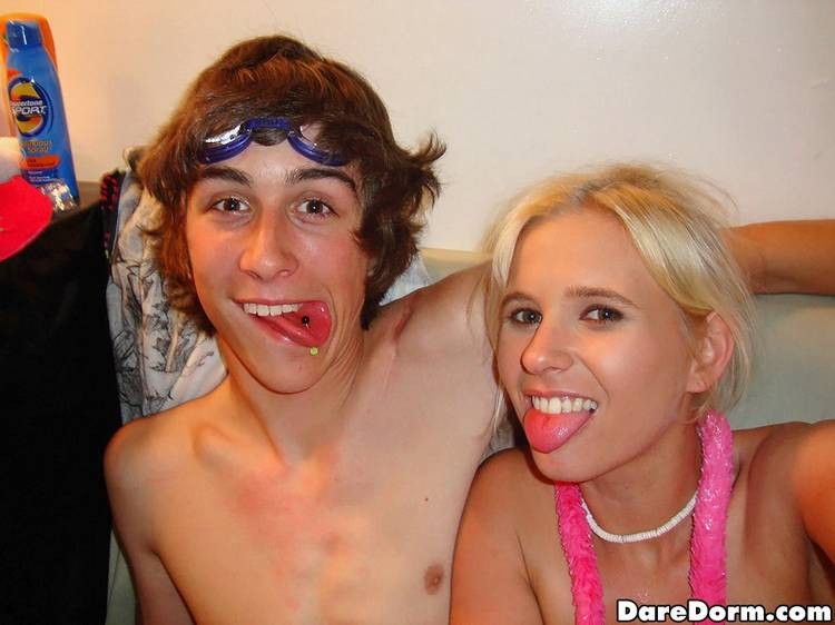 Des étudiantes bourrées lors d'une super soirée de baise
 #75703572