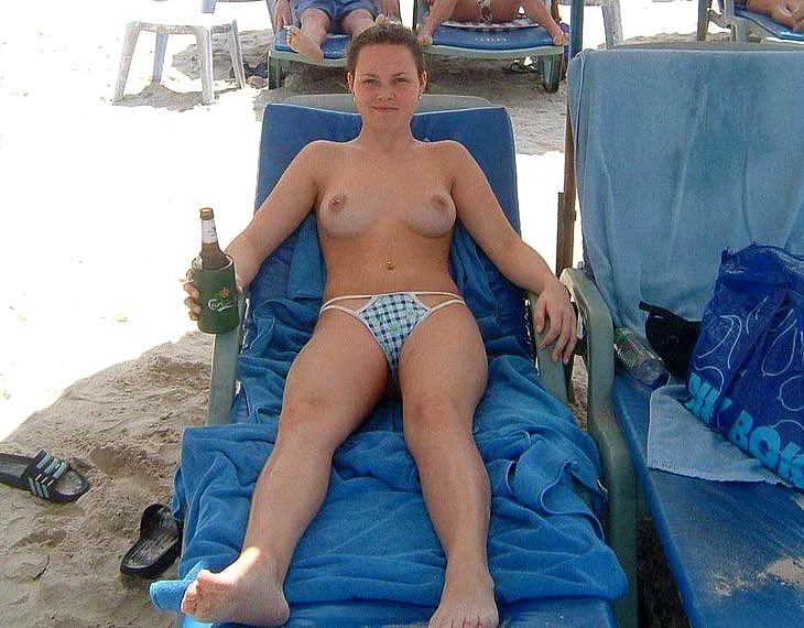 Jóvenes en topless en la playa durante las vacaciones
 #78910336