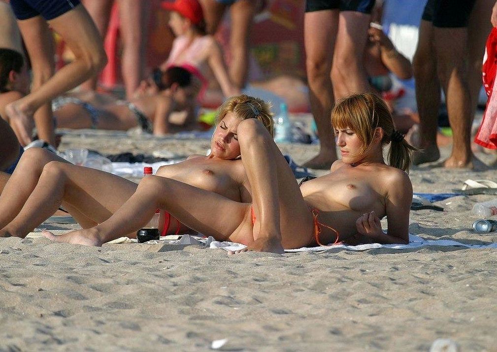 Des jeunes filles aux seins nus à la plage pendant les vacances.
 #78910396